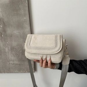 Borsa a tracolla beige minimalista in tessuto strutturato con eleganti cuciture a U