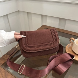 Borsa a tracolla in camoscio marrone con ampia tracolla in nylon e dettagli in oro a 45°