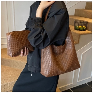 Dettaglio della borsa tote intrecciata marrone con pochette coordinata e trama fine