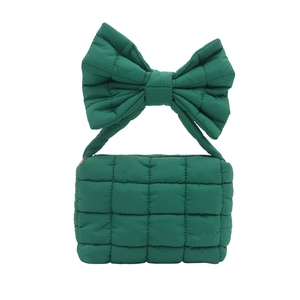 Gesteppte grüne Puffer-Tasche mit großem Schleifengriff im minimalistischen Herbst-Design