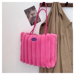 Détail du sac cabas en peluche avec écusson Fashion Girl et logo cerise brodé
