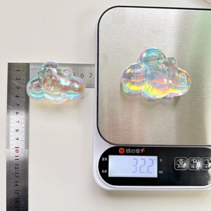 Detailed view showing iridescent cloud accessory size 5cm and 32.2g weight measurement
