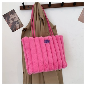 Détail du sac cabas en peluche rose avec rayures verticales et écusson Fashion Girl