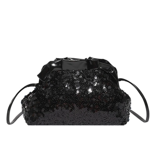 Elegante borsa a tracolla con paillettes nere e chiusura a nuvola plissettata lucida