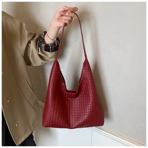 Dettaglio della borsa hobo in pelle intrecciata rossa con tracolla regolabile