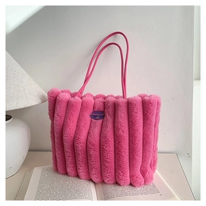 Détail du sac cabas en peluche rose vif avec texture douce et écusson fashion girl