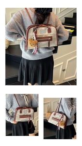 Vue détaillée du sac cabas rétro en toile grise avec finitions en cuir brun et charm ours