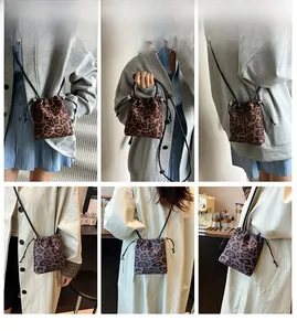 Vues détaillées du sac seau à imprimé léopard avec fine bandoulière en cuir noir