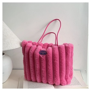 Détail du cabas en peluche rose avec fourrure synthétique côtelée et écusson tendance