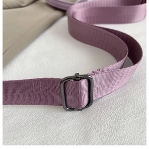 Détail de la bandoulière réglable en nylon violet avec boucle métallique gris fusil de sac