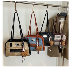 Détail du grand sac cabas rétro avec doubles bretelles et breloque ours en peluche