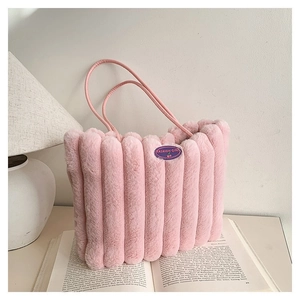 Vue détaillée du sac cabas rose en peluche avec matelassage et patch fashion girl