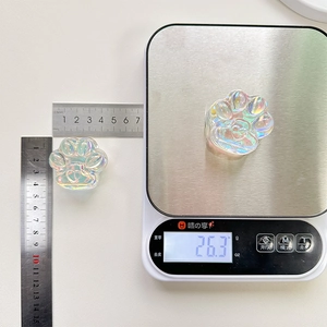 Detail view of the iridescent cat paw phone stand showing 3.5cm width and 26.3g weight