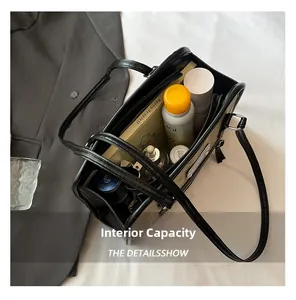 Vue détaillée de l'intérieur d'un sac à bandoulière bicolore avec grande capacité
