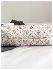 Dettaglio della borsa shopper trapuntata con orsetti rosa e cupcake su tessuto color crema