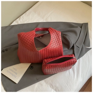 Vista dettagliata della borsa tote rossa intrecciata con pochette coordinata