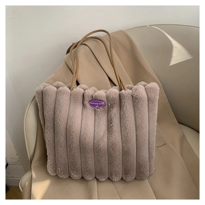 Gros plan détaillé du sac cabas en peluche avec broderie Fashion Girl et anses en cuir