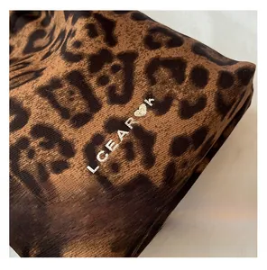 Gros plan sur la texture léopard et les détails du logo LCEAR❤K sur le sac seau
