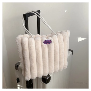 Détails du cabas en peluche avec rayures en fausse fourrure et écusson cerise violette
