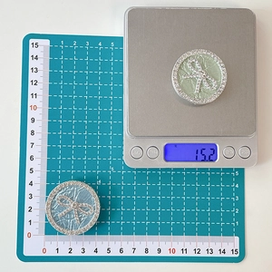 Makroansicht der 4cm Handyhalterung mit Strass-Schleife und metallischer Textur