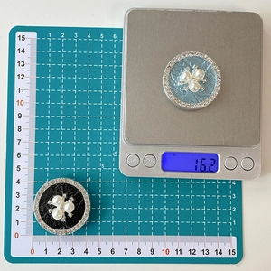 Nahaufnahme der Perlenblume-Handyhalterung mit Straßstein und 4,5cm Größenmessung