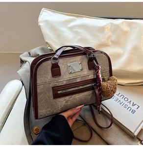 Détails du sac Boston en toile vintage avec poignées en cuir et breloque ours