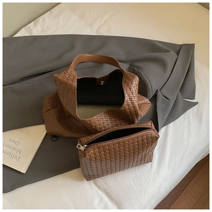 Dettagli della borsa tote intrecciata marrone retrò e della pochette interna abbinata