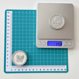Detailansicht der Schmetterling-Handyhalterung mit 4 cm Durchmesser und 14,8 g Gewicht