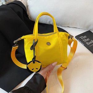 Sac bandoulière en nylon jaune avec poignées rondes et pendentif panda décoratif