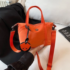 Sac bandoulière orange en nylon pour femme avec breloque panda et logo métallique