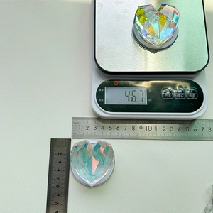 Detailed view of 5cm laser crystal heart phone grip showing 46.7g weight on scale