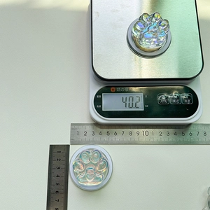 Cat paw magnetic phone grip with iridescent finish showing 4.5cm diameter and 40.2g weight
