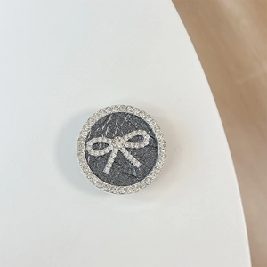 Detailansicht der Handyhalterung mit glitzernder Strass-Schleife und Funkel-Effekt