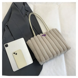 Vue détaillée du sac cabas en peluche beige avec texture rayée et longues anses