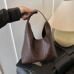 Borsa hobo in ecopelle intrecciata marrone capiente per uno stile quotidiano elegante