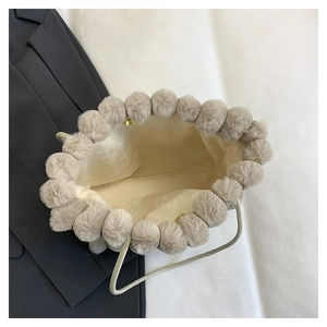 Vue de dessus du sac cabas en peluche montrant l'intérieur spacieux et le textile