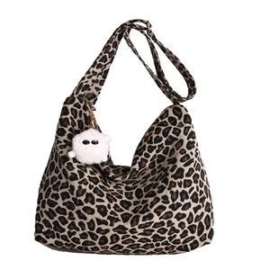 Sac hobo en toile léopard avec pendentif en peluche et large bandoulière