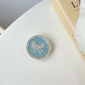 Detail der blauen Leder Handyhalterung mit funkelndem Schmetterling und Strass-Rand