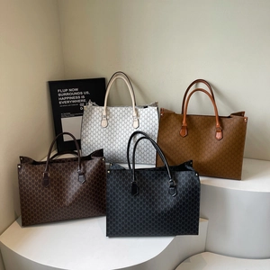 Retro shoulder tote bags with M-letter print in four colors on white display stands