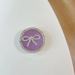 Detail der lila Handyhalterung mit funkelnder Strass-Schleife und Kristall-Außenring