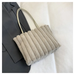 Détail d'un sac cabas en peluche beige clair avec rayures verticales en fausse fourrure