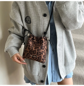 Détail du petit sac bandoulière léopard avec cordon de serrage et billes métalliques