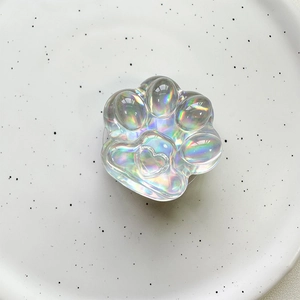 Detail of the iridescent cat paw phone grip featuring a 3D heart design and laser crystal finish