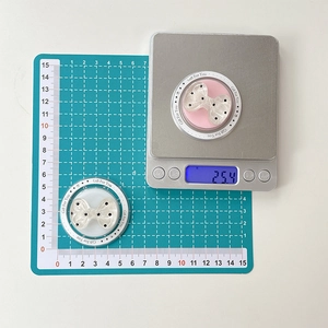 Bow-shaped phone holder detail showing 4cm diameter size and 25.4g weight measurement