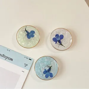 Support de téléphone en résine avec fleurs séchées perles et bordure dorée élégante