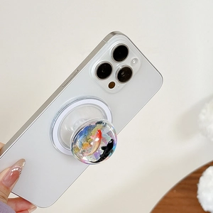 Detailansicht eines 3D-Koi-Fisch-Designs auf einem transparenten MagSafe-Handygriff