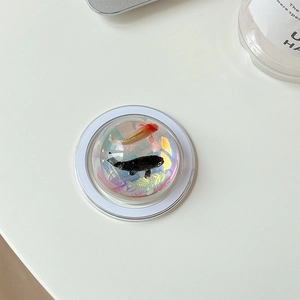 Makroaufnahme der 3D-Koi-Fisch-Handyhalterung mit schillernder Basis und runder Kuppel