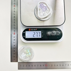Weight and size measurement of the cute heart bear liquid glitter phone grip on a scale