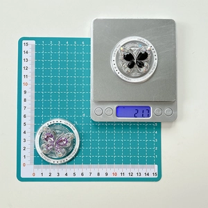 Vue détaillée du support de téléphone papillon magnétique avec strass pesant 21,7g