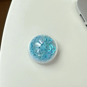 Detail eines runden Handyhalters gefüllt mit blauen Herz-Pailletten und Glitzereffekt